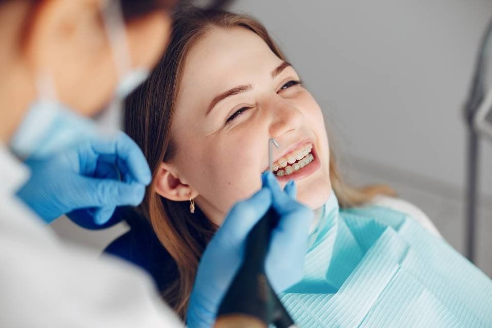 Adolescente dal dentista