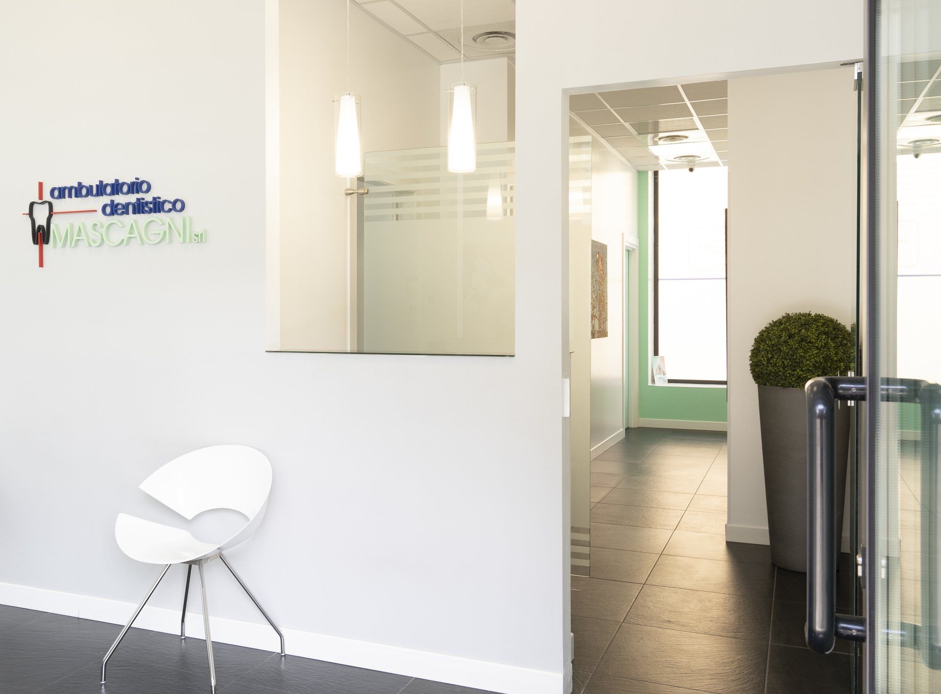 sala d'attesa dello studio del dentista a Cinisello Balsamo e a Muggiò