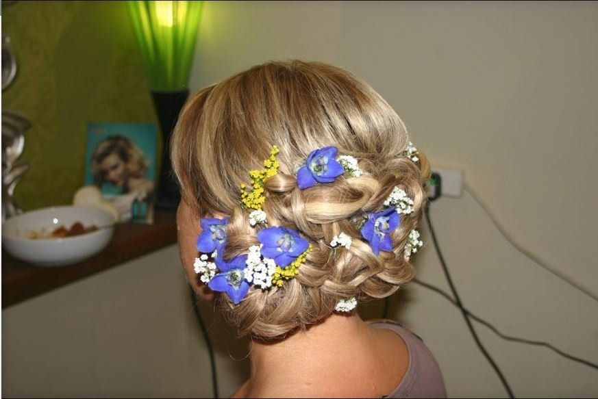 hair with flowers
