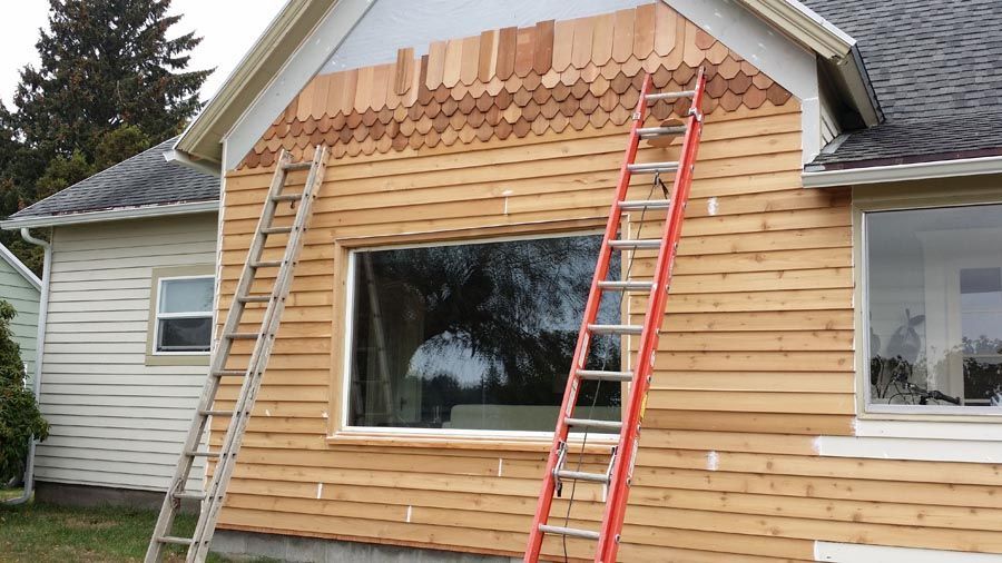 A ladder is sitting on the side of a house