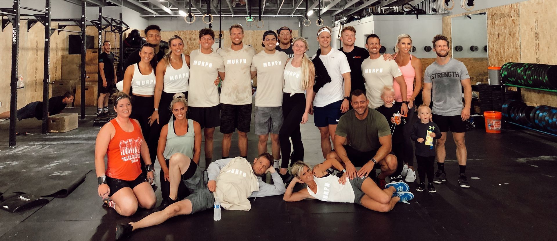 A group of people are posing for a picture in a gym.