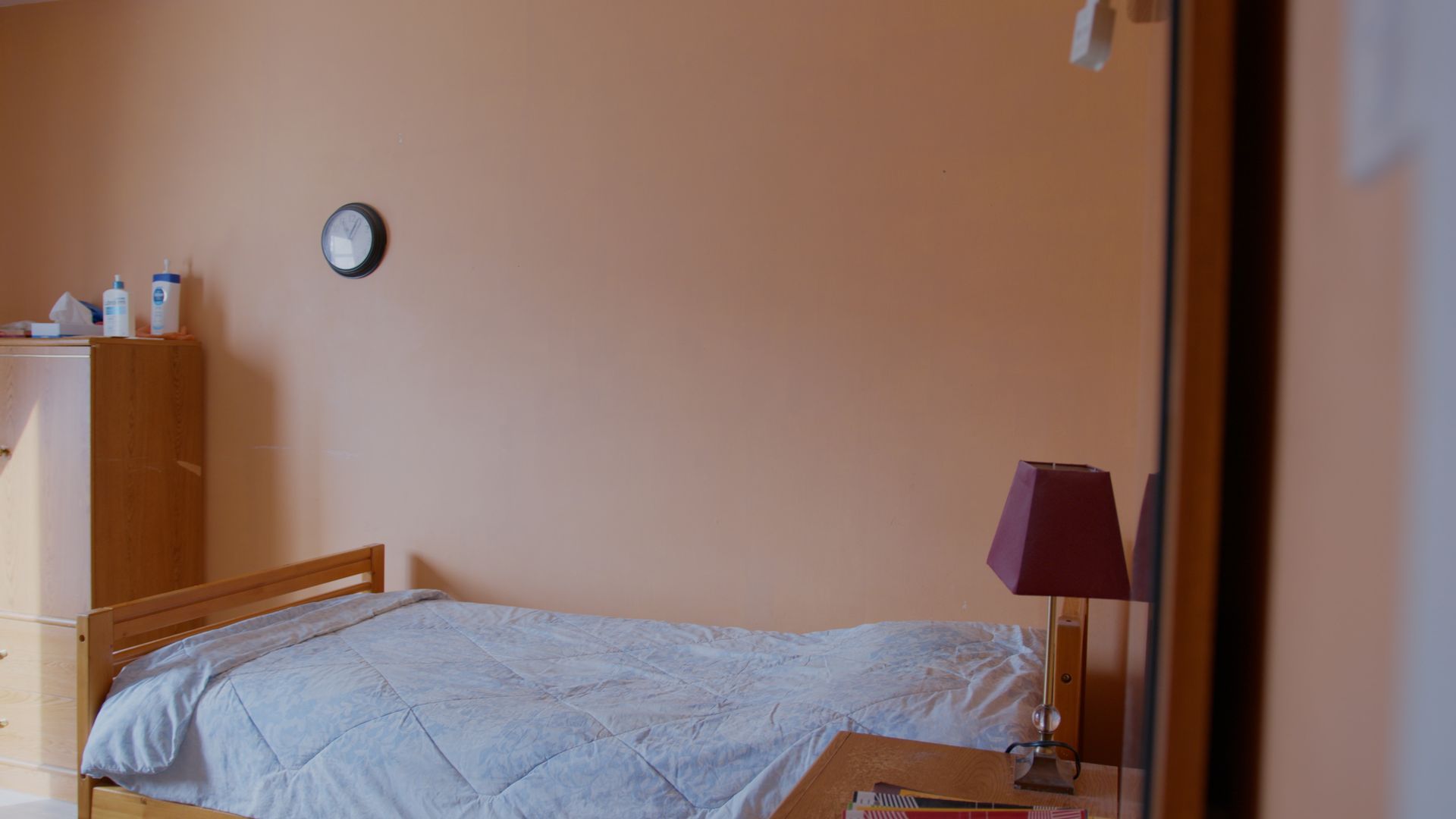 Unité de climatisation dans un sous-sol. Composants métalliques rectangulaires, conduits, tuyaux et boîtes électriques.