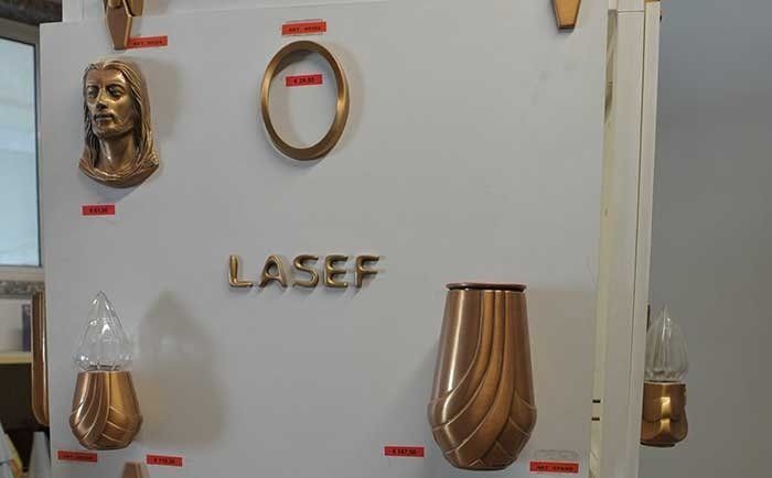 Un pannello espositivo bianco con la scritta