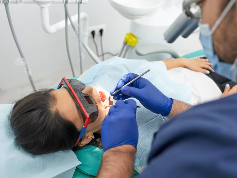 dentista che opera un paziente