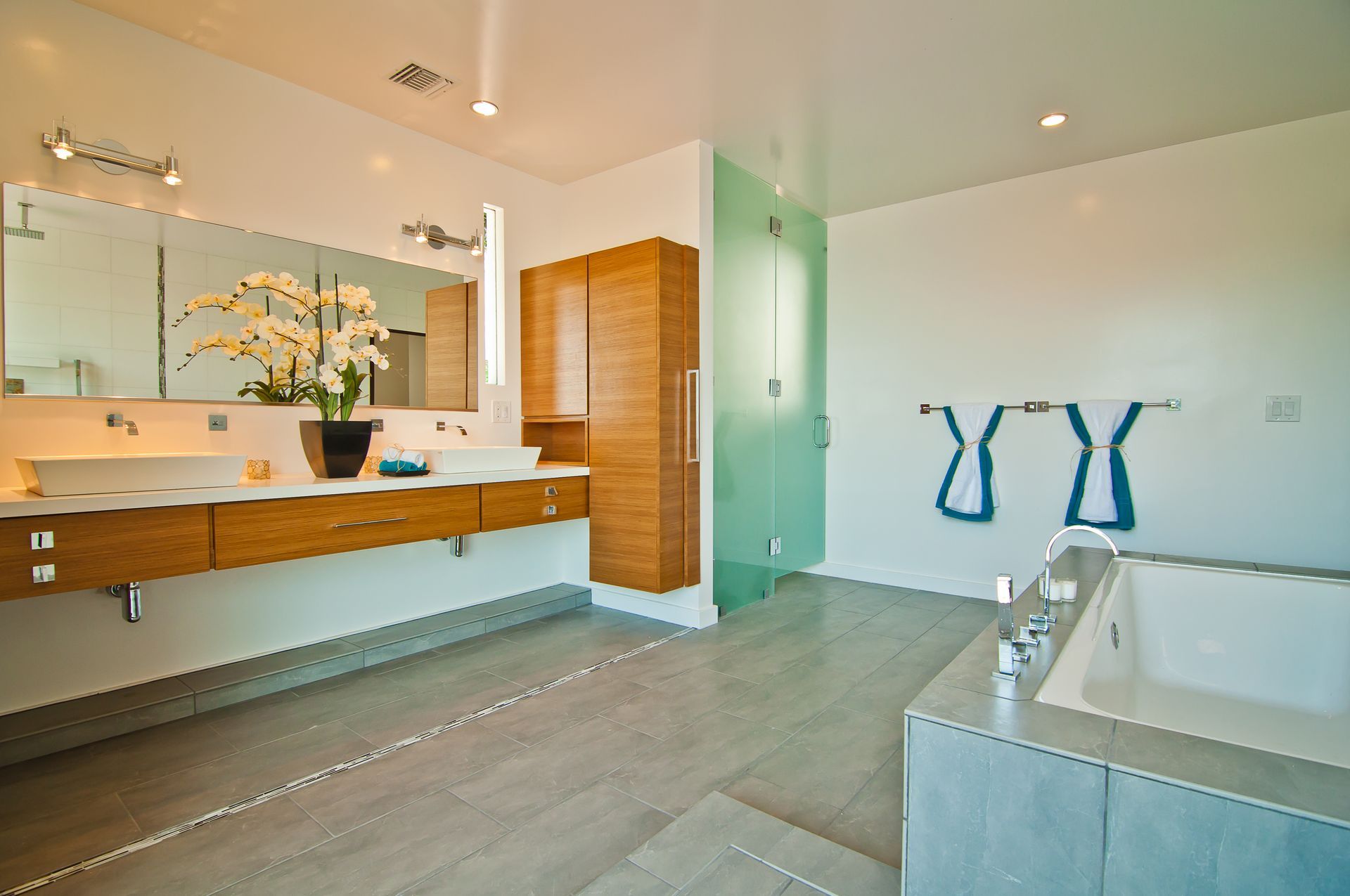 A bathroom with two sinks and a bathtub