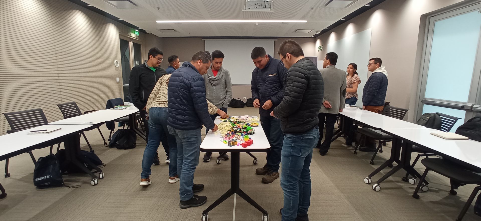 habilidades blandas profundas estrategia organizacional comunicación empatía pensamiento crítico trabajo en equipo