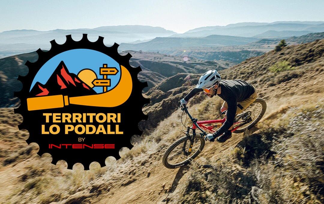 Una persona baixa un turó amb bicicleta de muntanya.