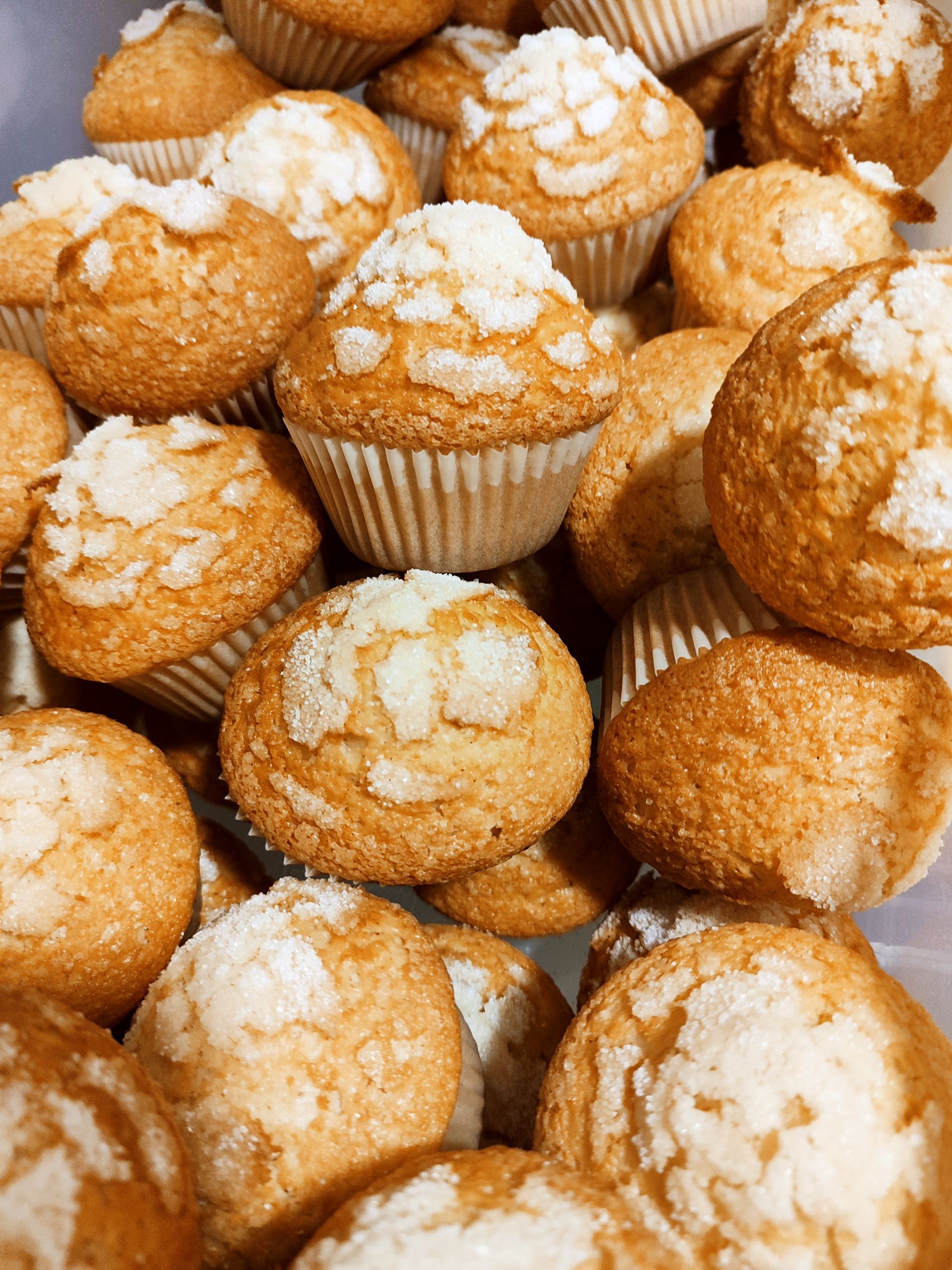 Una pila de magdalenes amb sucre glaç a sobre