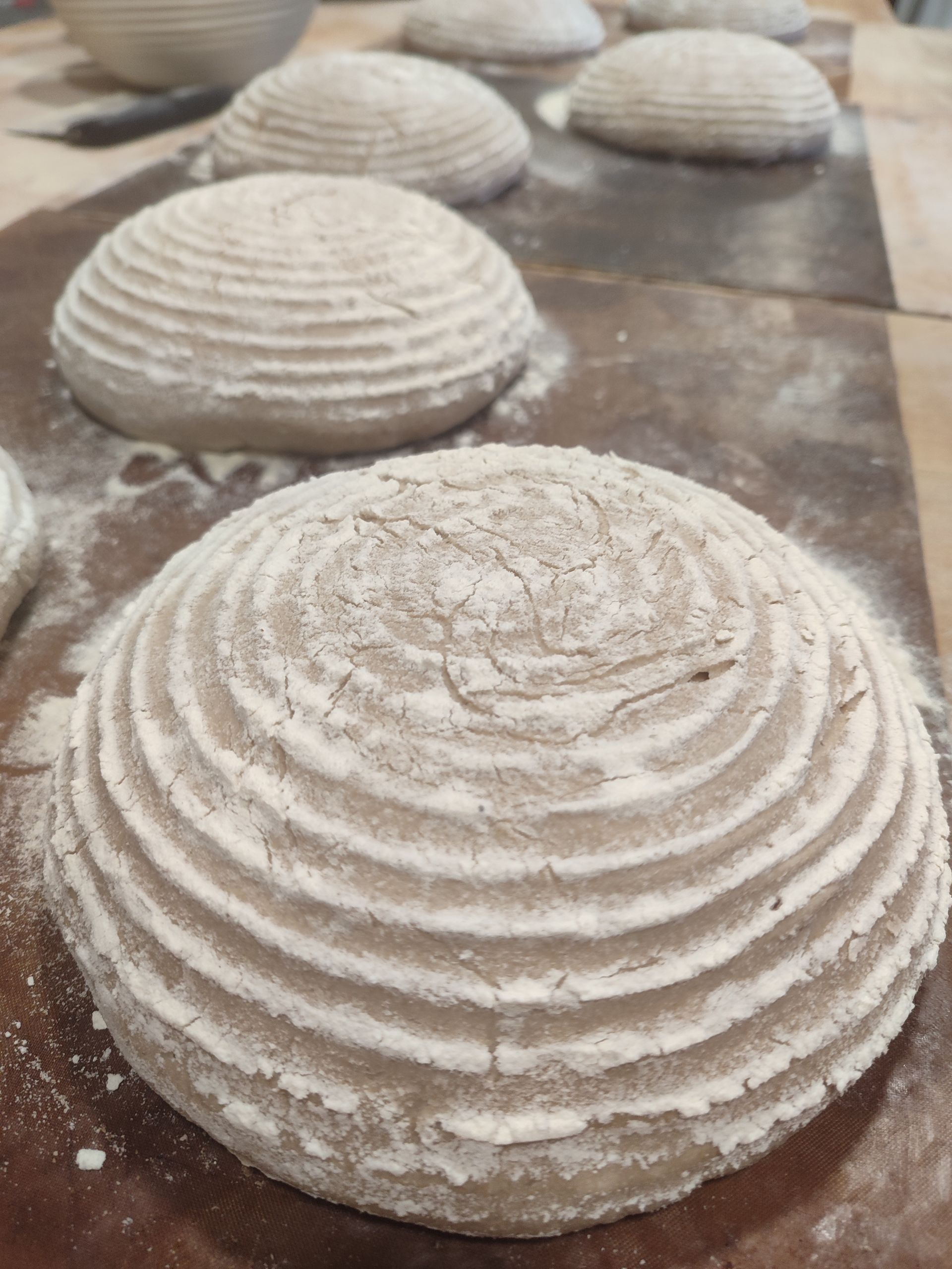 Una barra de pa està asseguda sobre una taula de fusta.