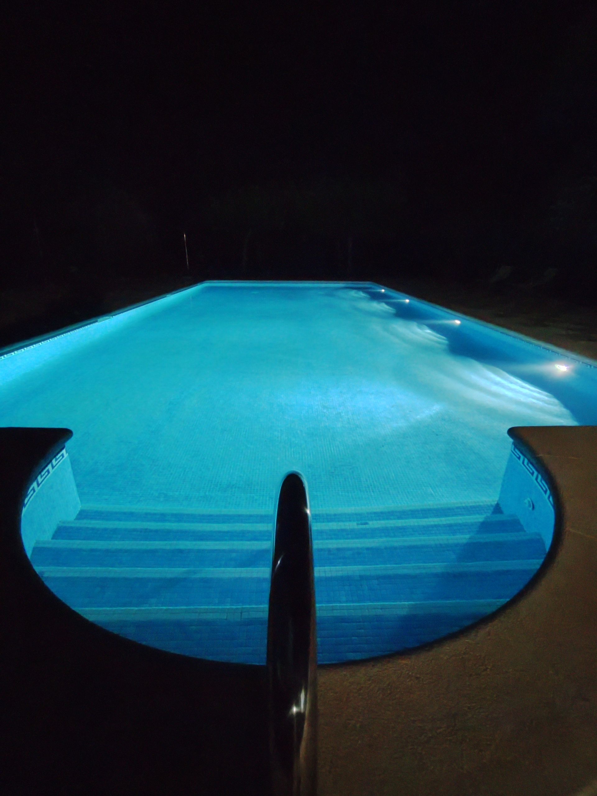 Una gran piscina s'il·lumina a la nit