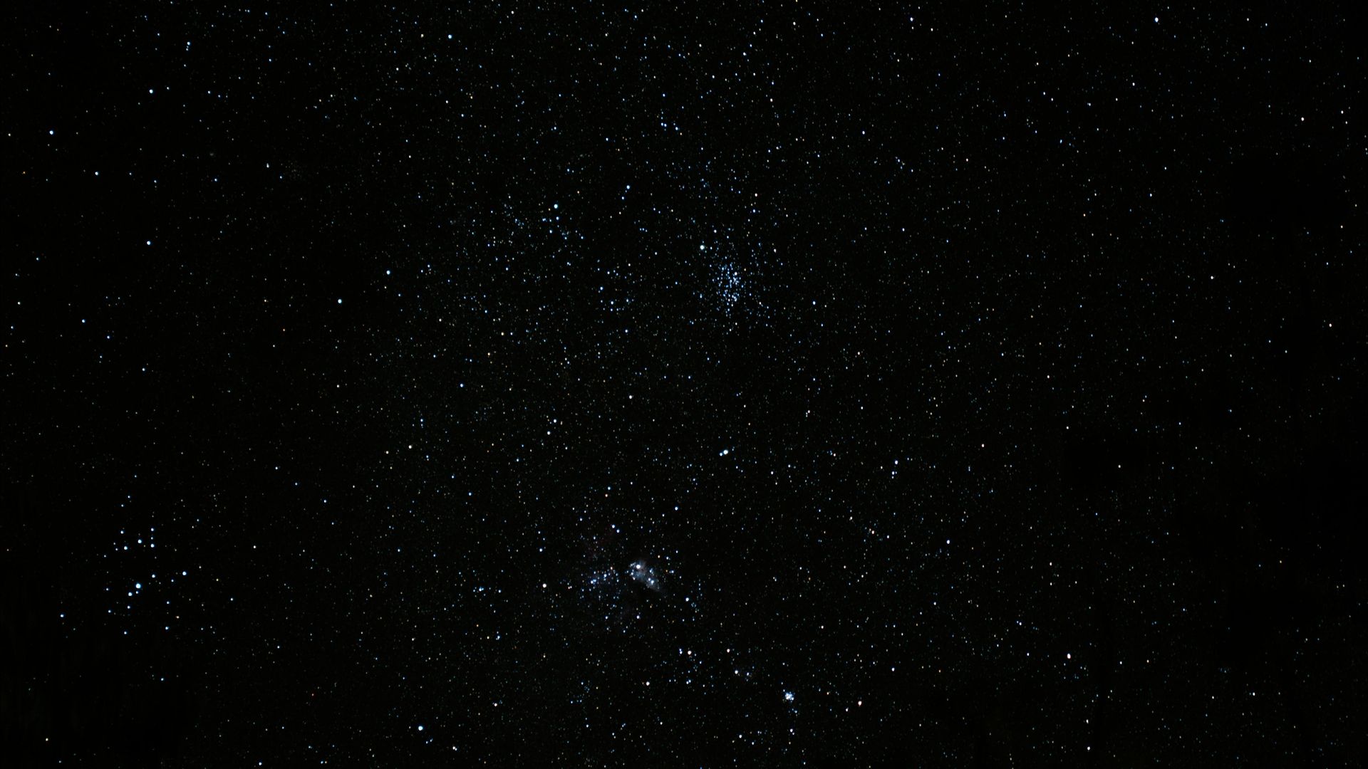 Hi ha moltes estrelles al cel nocturn.