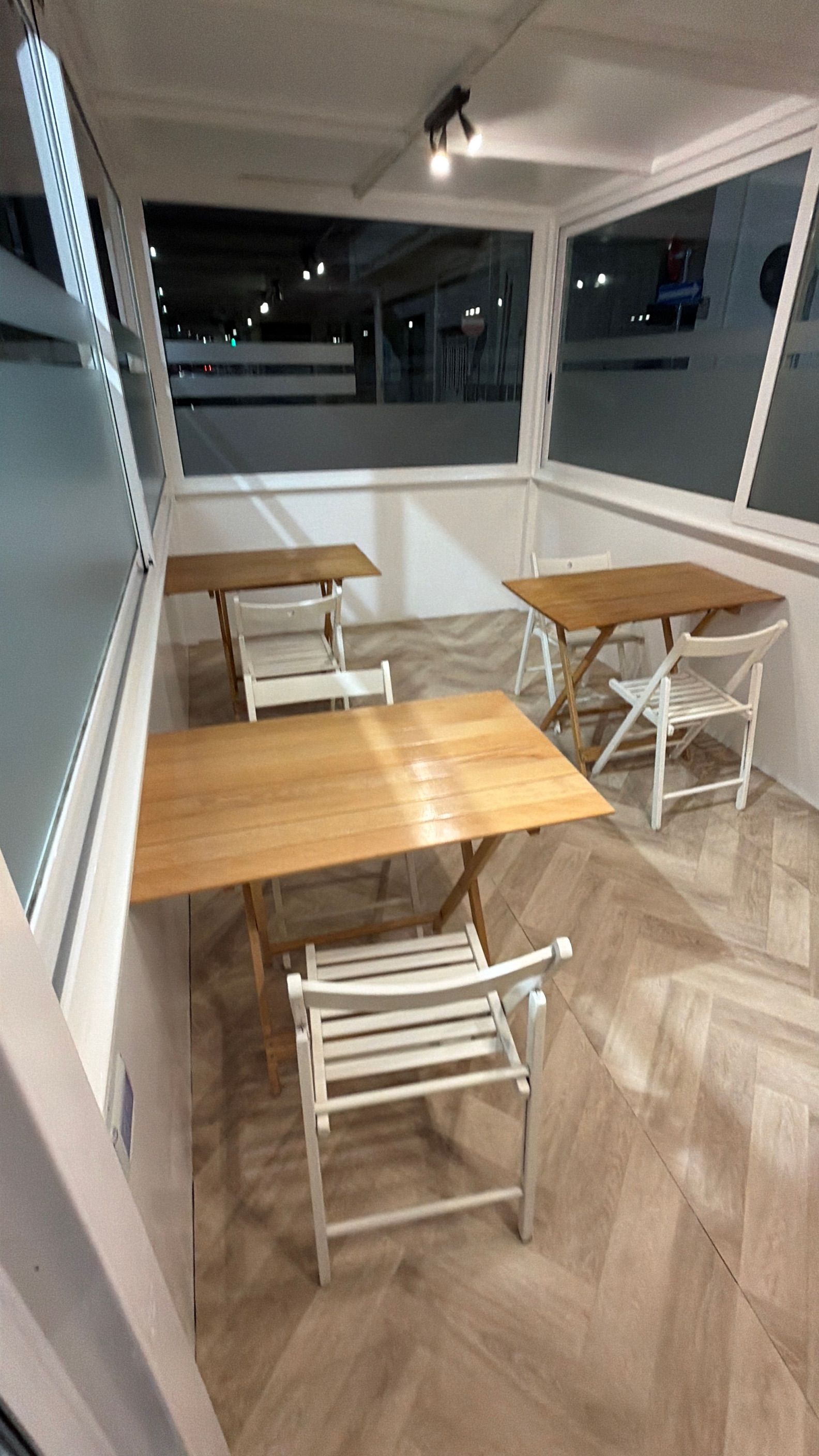 Tiramisu italiano elegante con cacao in polvere, piatto da ristorante gourmet su sfondo scuro.