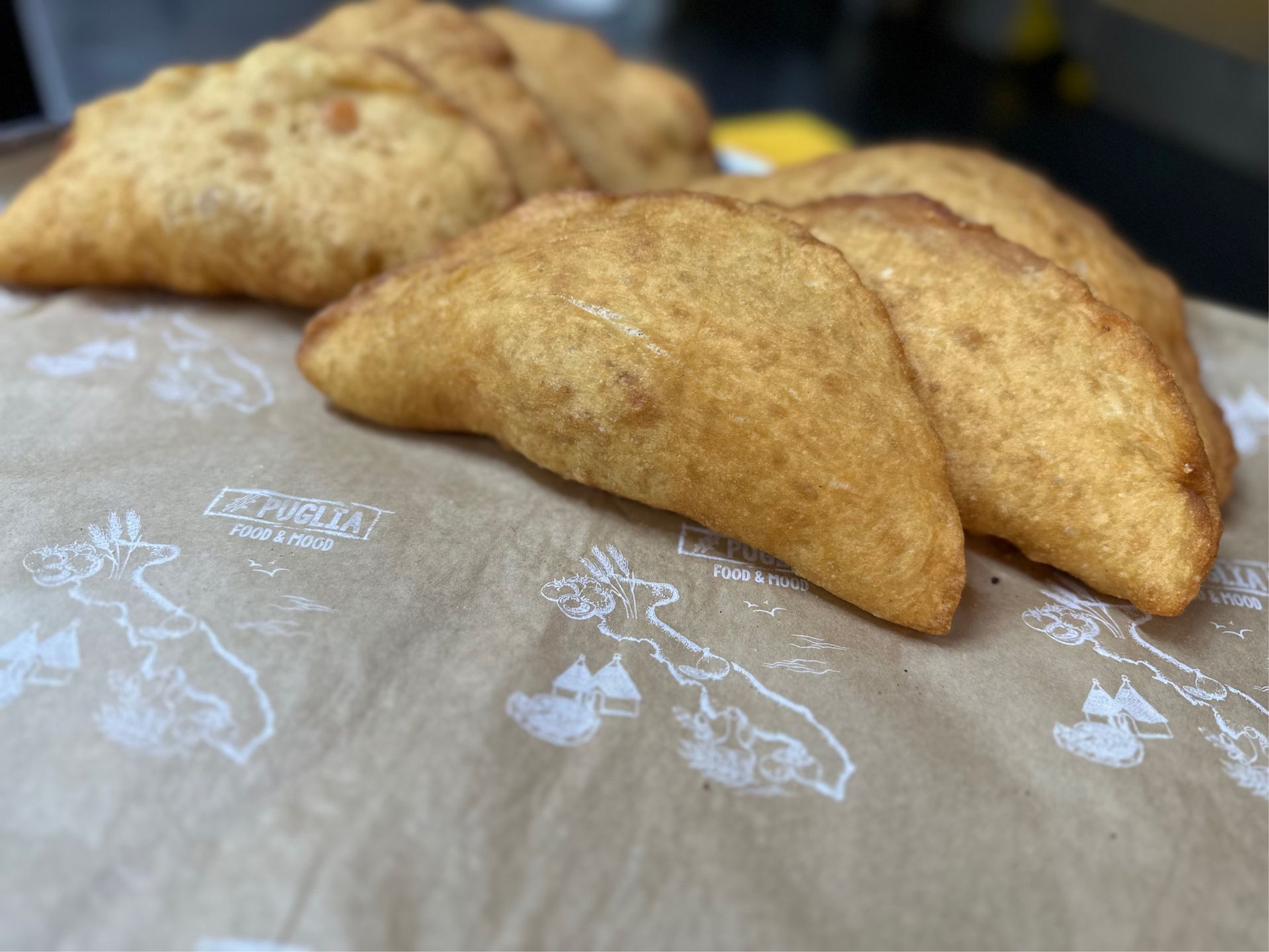 Pizza fritta e fritti dorati di Lo Zar, specialita tradizionali e saporite preparate con ingredienti selezionati.