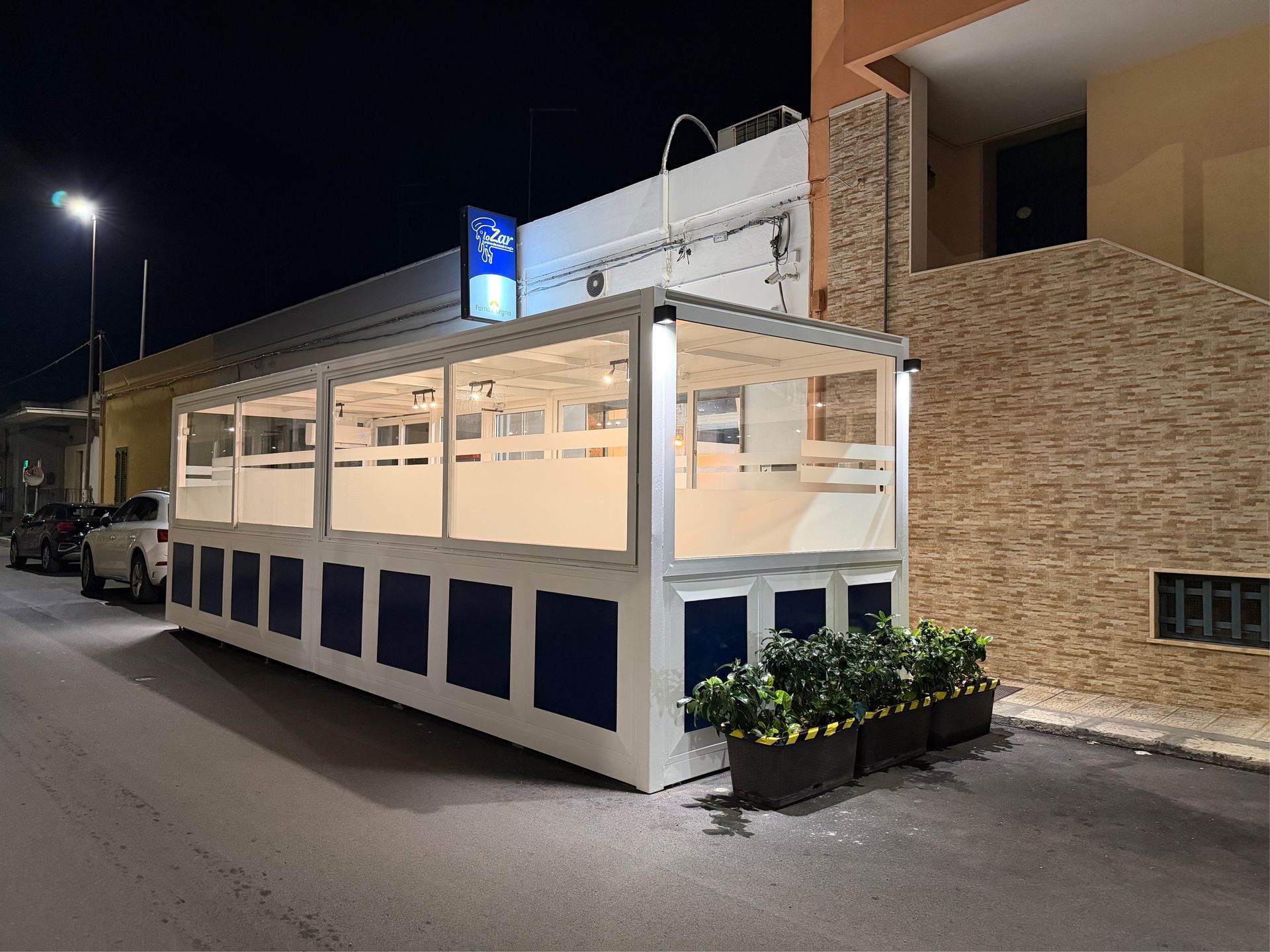 Pizza Margherita cotta nel forno a legna con mozzarella fresca, pomodori e basilico.