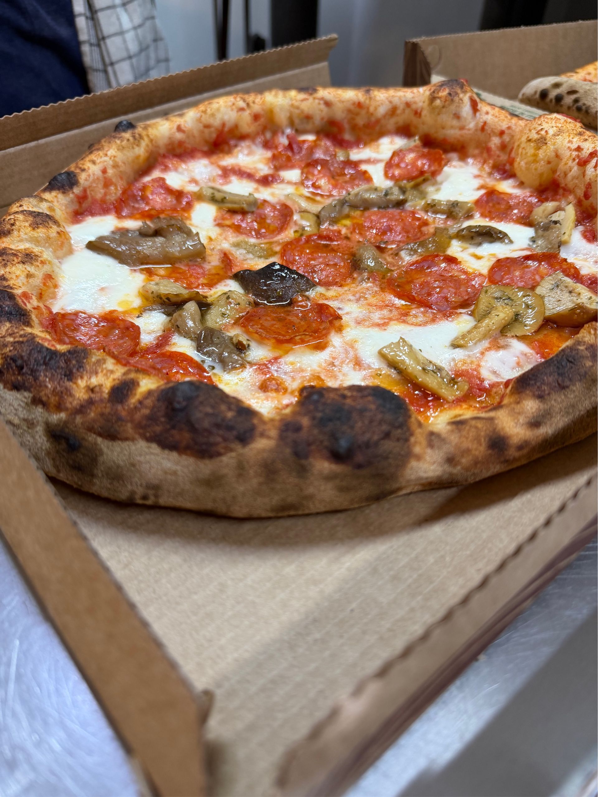 Tiramisu italiano elegante con cacao in polvere, piatto da ristorante gourmet su sfondo scuro.