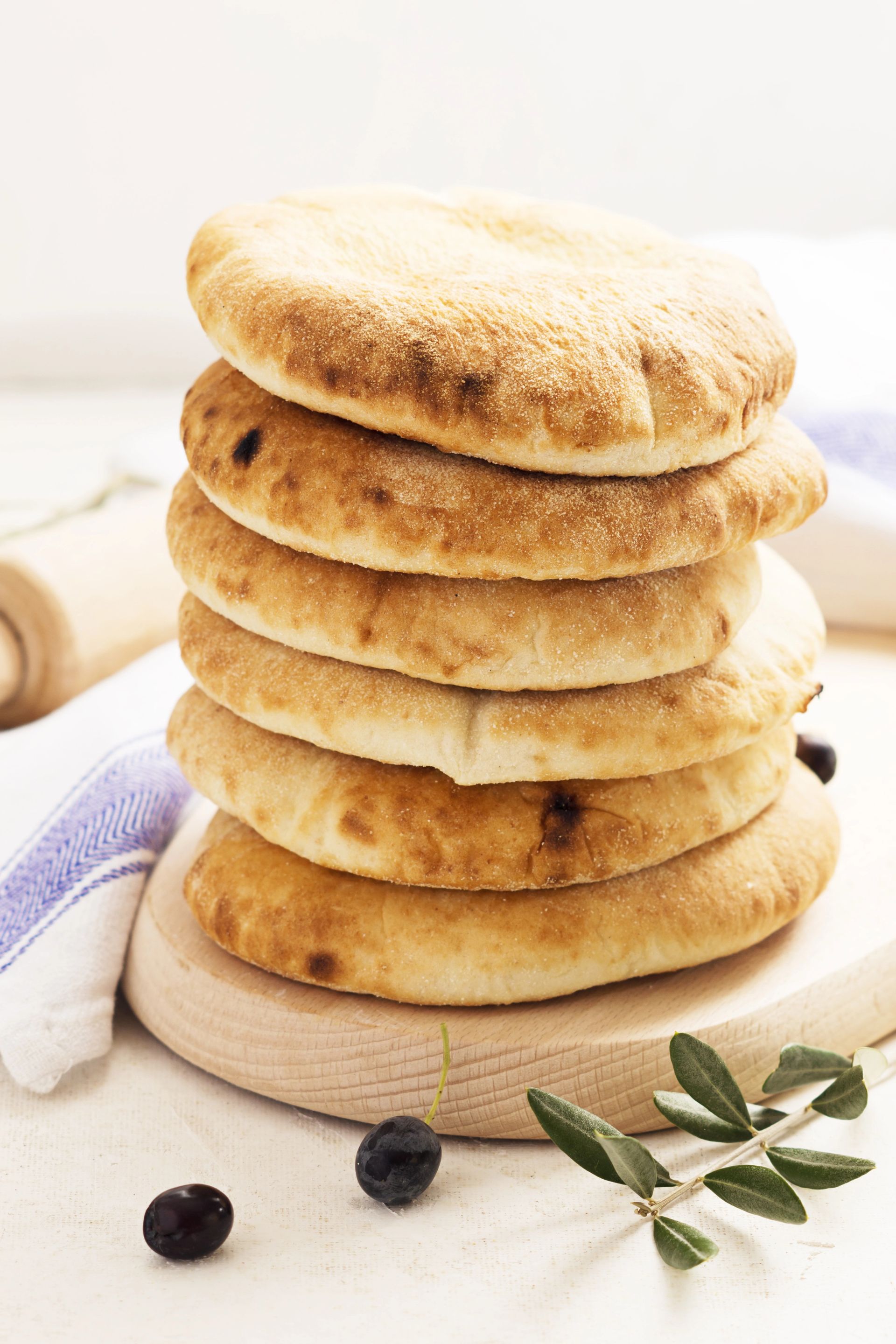 Vitrina di pasticceria italiana con dolci freschi appena sfornati, croissant e specialit&agrave; locali.