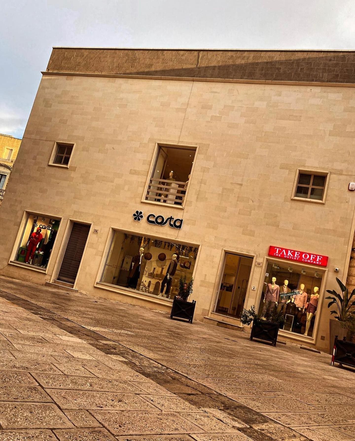 Facciata dell'edificio con vetrine: insegne