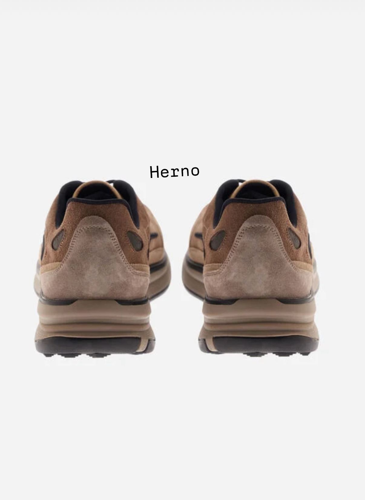 Scarpe da ginnastica Nike Dunk Low rosse e grigie con scatola abbinata su uno scaffale bianco.