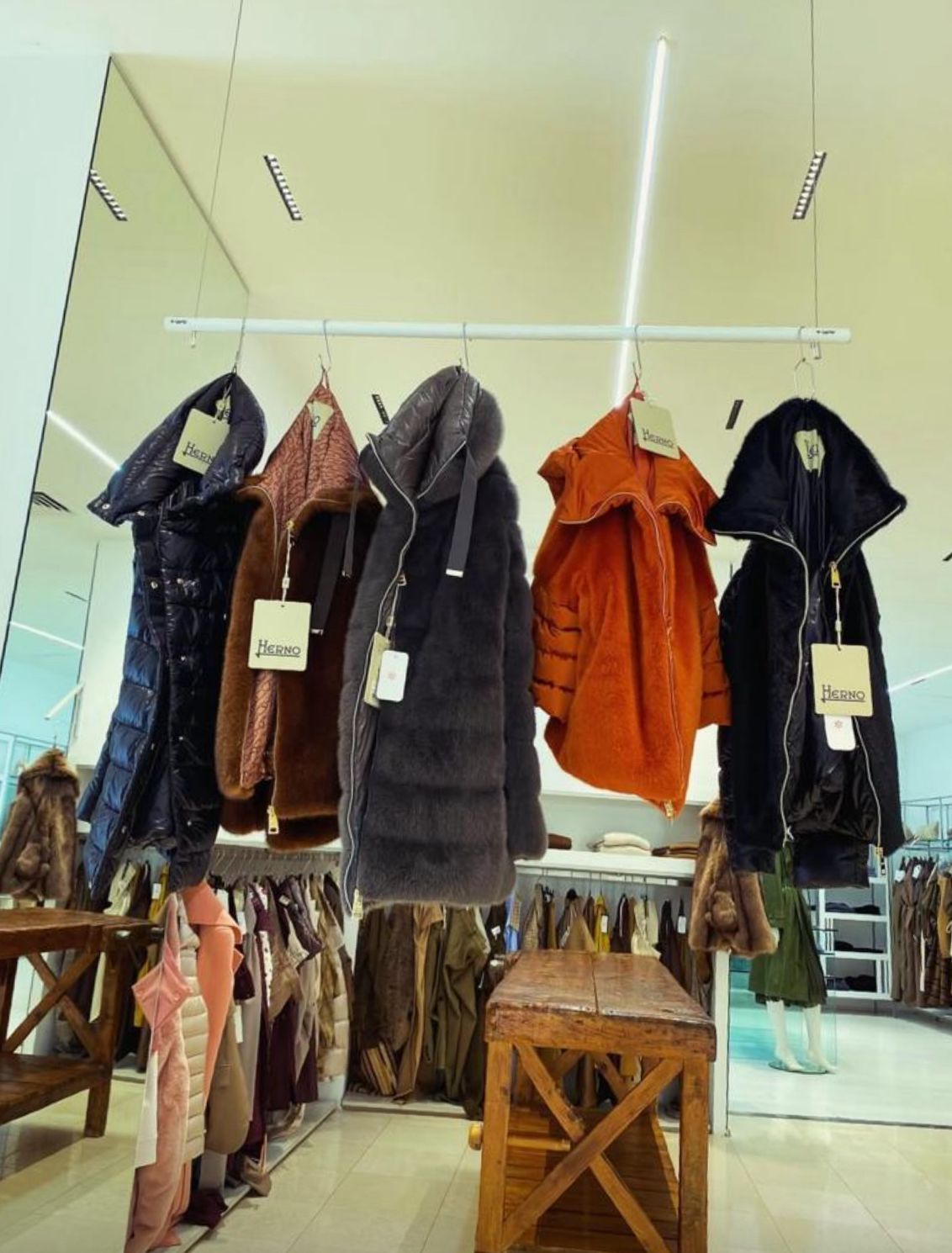 Donna in tuta e giacca in una nicchia ad arco.