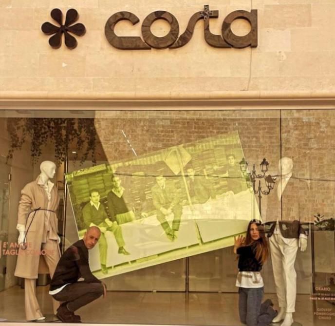 Vetrina del negozio Costa con manichini in abbigliamento sportivo e accessori neri.