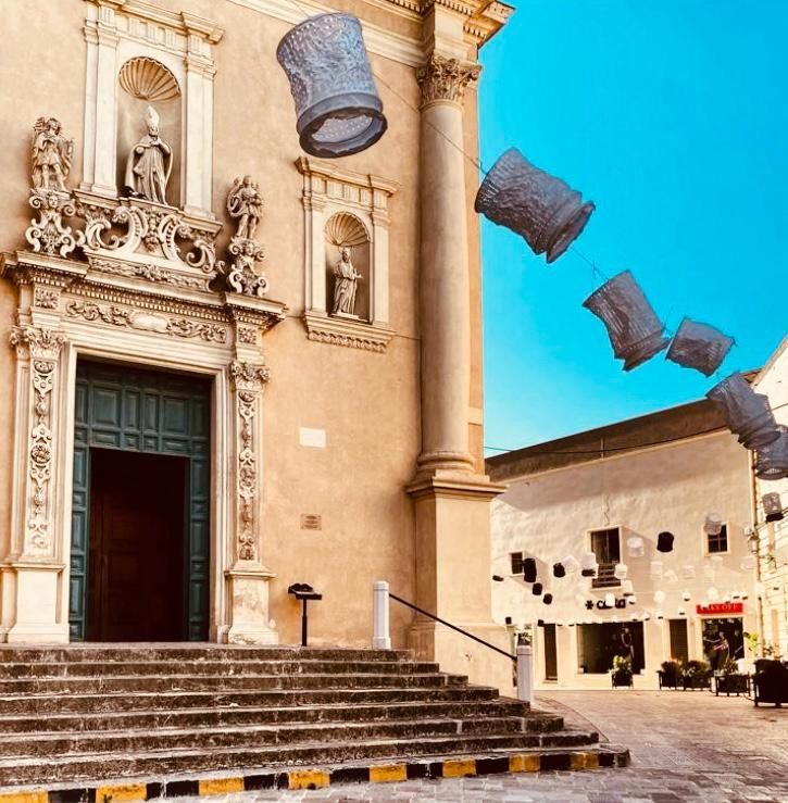 Facciata dell'edificio con vetrine: insegne