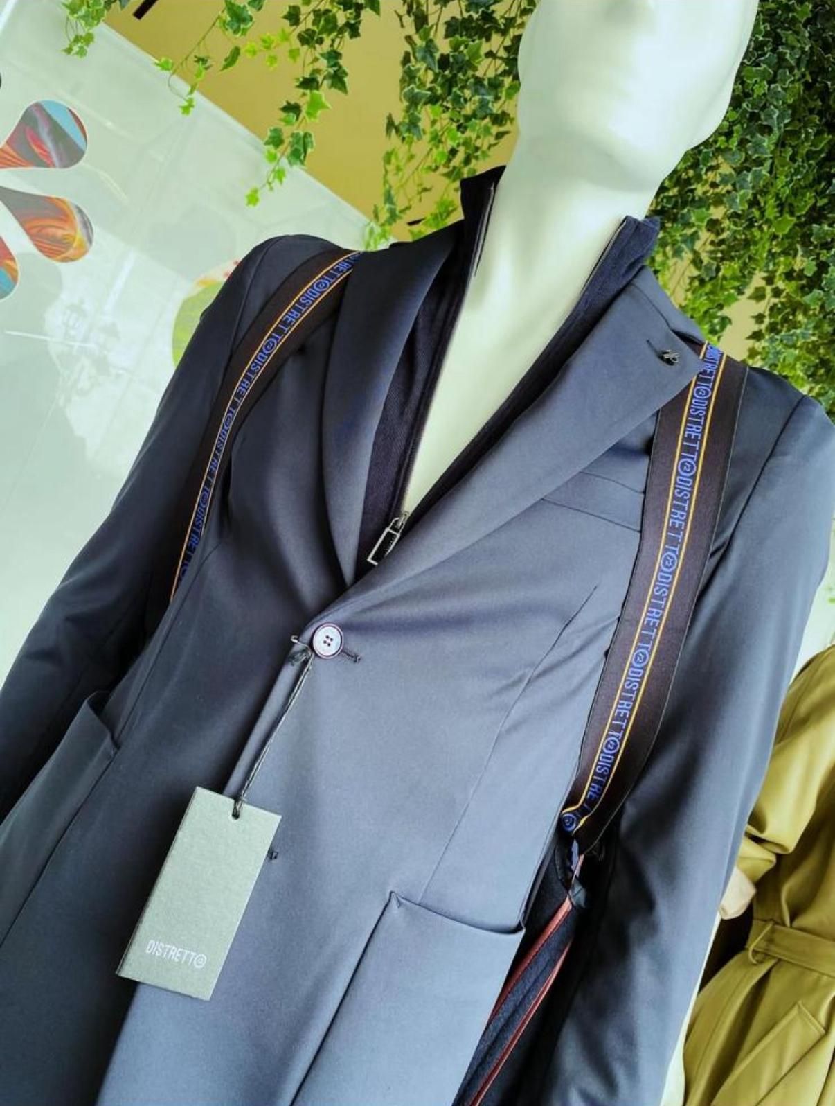 Manichino con abito plissettato e sfumato con cintura nera.