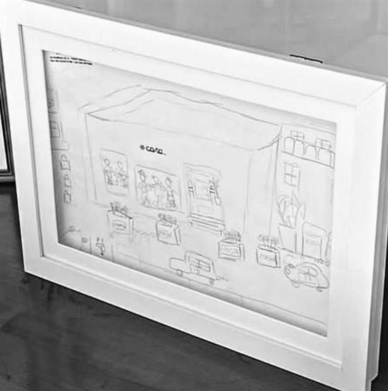 Angolo del negozio di abbigliamento: vetrina in vetro su gambe intagliate, abiti su rastrelliere, tonalità beige e bianco.