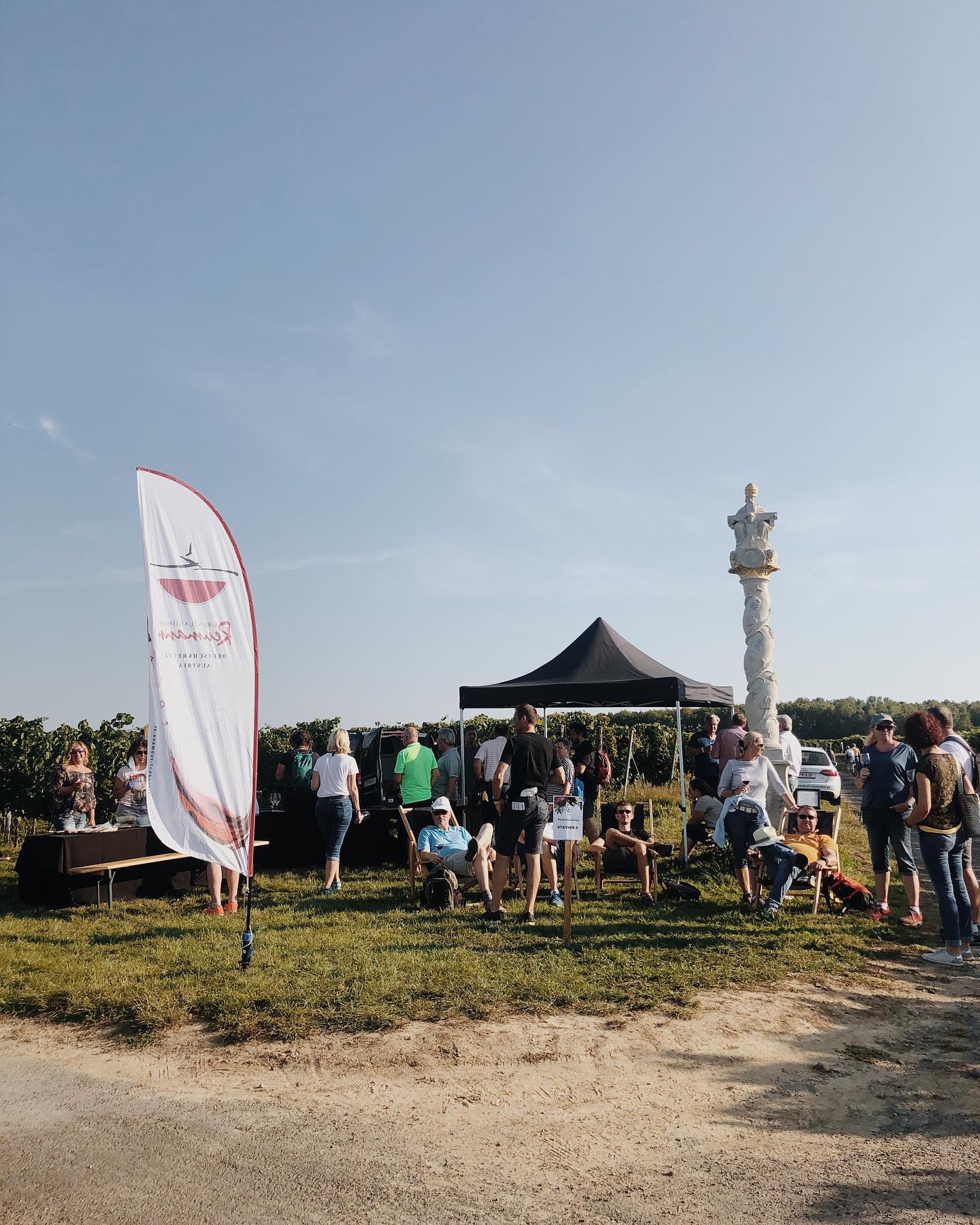 Festzelt und Liegestühle