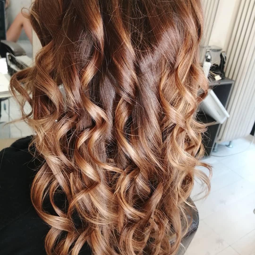 Capelli ricci castani lunghi