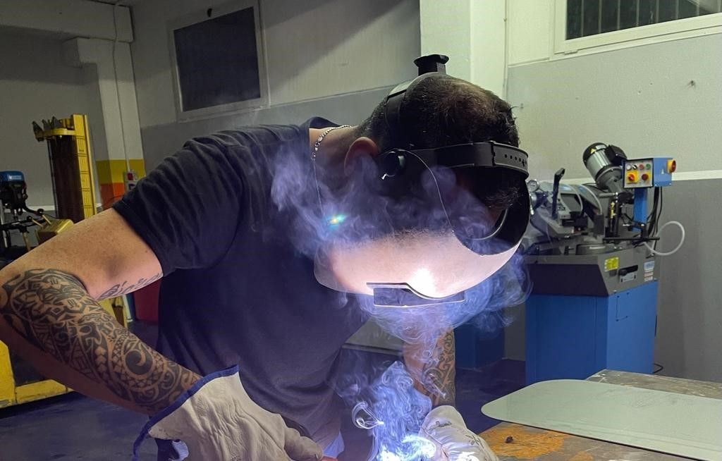 Operaio realizza a un complemento d'arredo