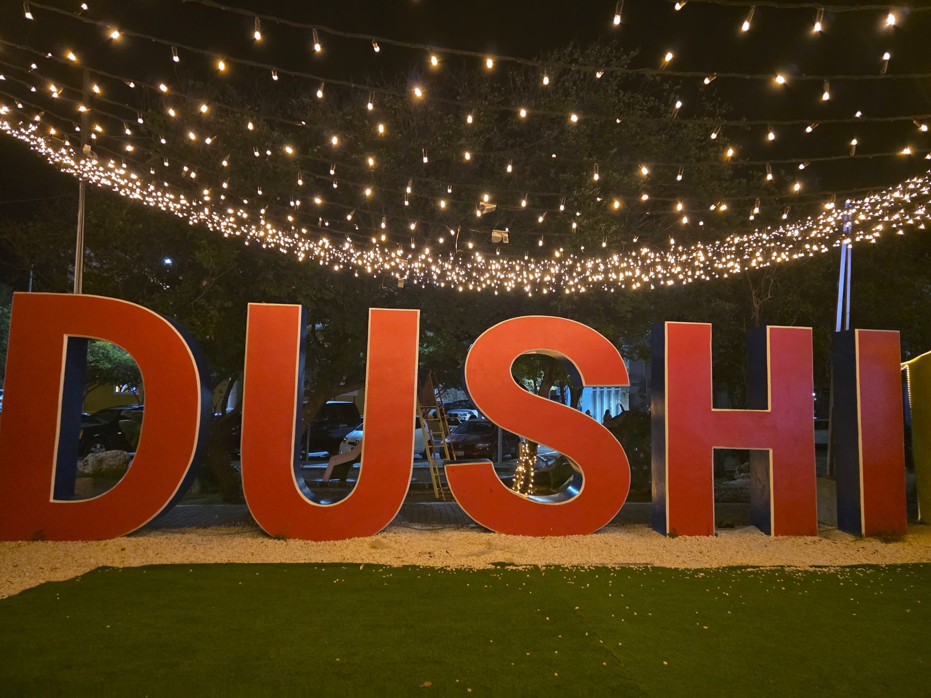 Kopje latte met latte art op een schoteltje en een lepel. 