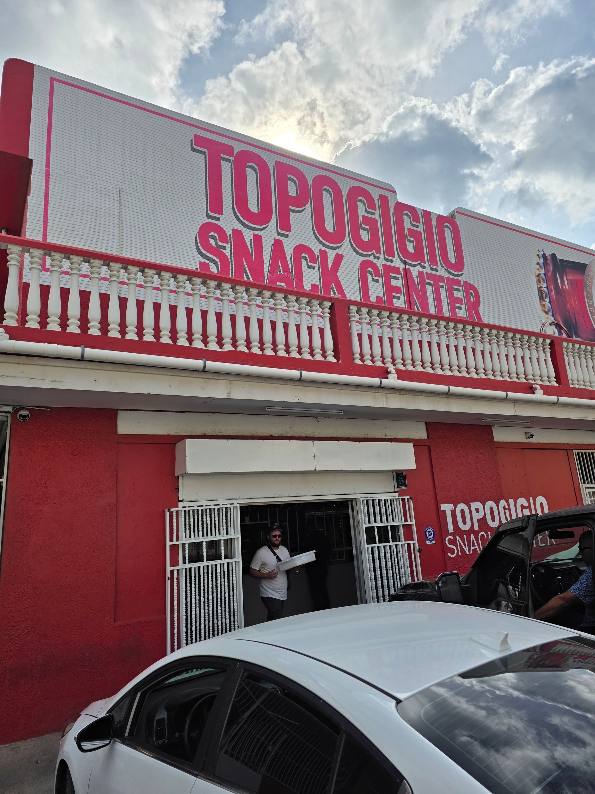 Kopje latte met latte art op een schoteltje en een lepel. 