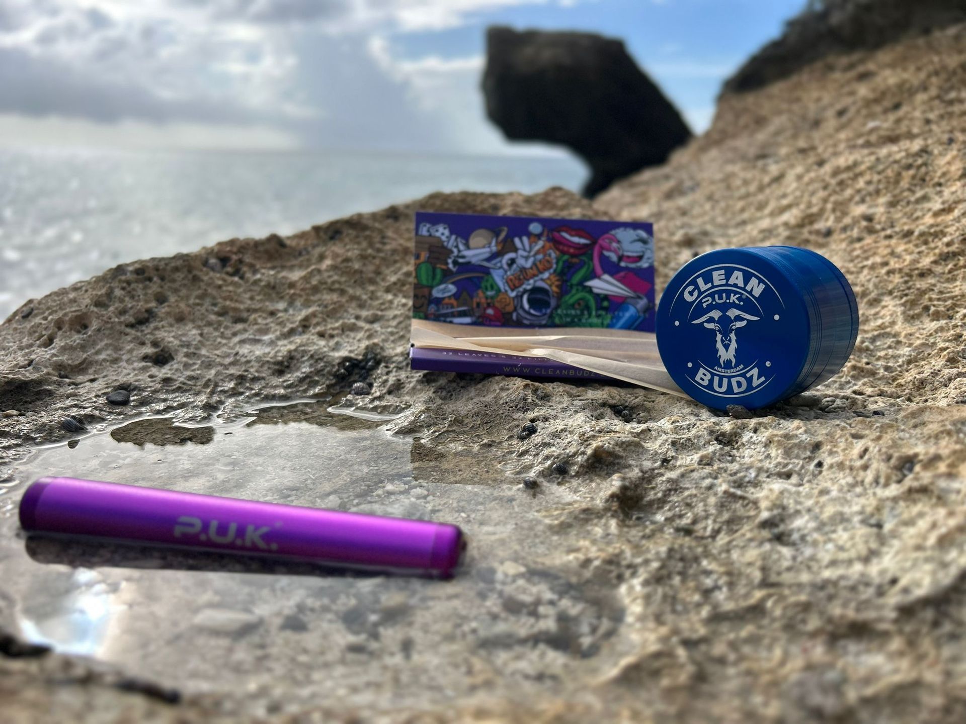 Witte koffiekop met het logo van 