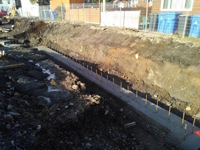 Un chantier de construction avec un mur de béton en construction