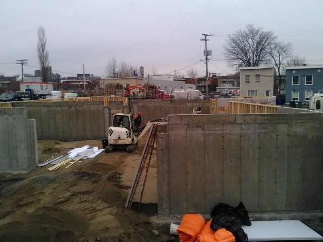 Un chantier de construction avec un bulldozer en arrière-plan