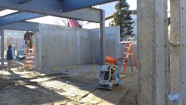 Un groupe d'ouvriers du bâtiment travaillent sur un bâtiment en construction.