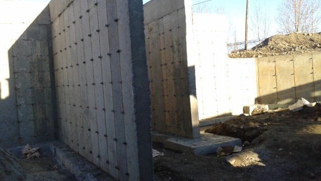 Un mur de béton percé de trous est en cours de construction