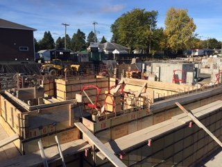 Un chantier de construction avec beaucoup de béton coulé.