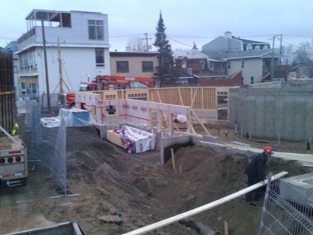 Un chantier de construction avec un grand trou au milieu