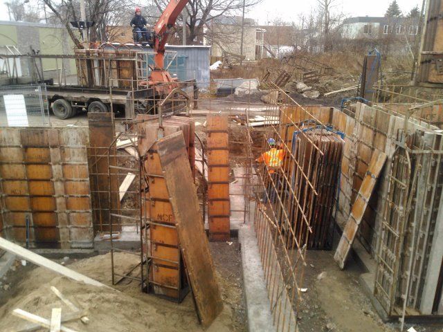 Un groupe d'ouvriers du bâtiment travaillent sur un bâtiment en construction.