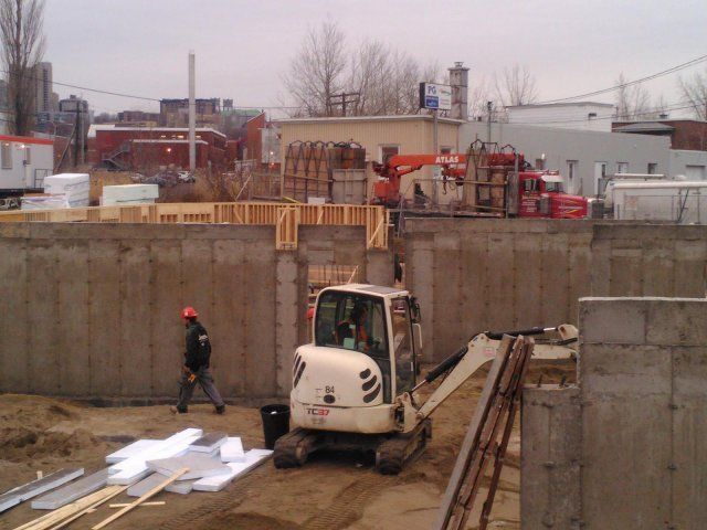 Un chantier de construction avec un bulldozer qui dit « lynx roux » dessus