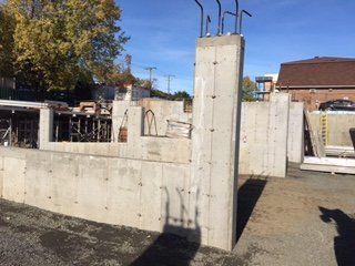 Un mur de béton est en cours de construction sur un chantier de construction.