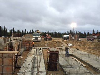 Un chantier de construction avec beaucoup de béton coulé.