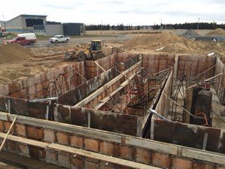 Un chantier de construction avec un bulldozer en arrière-plan.