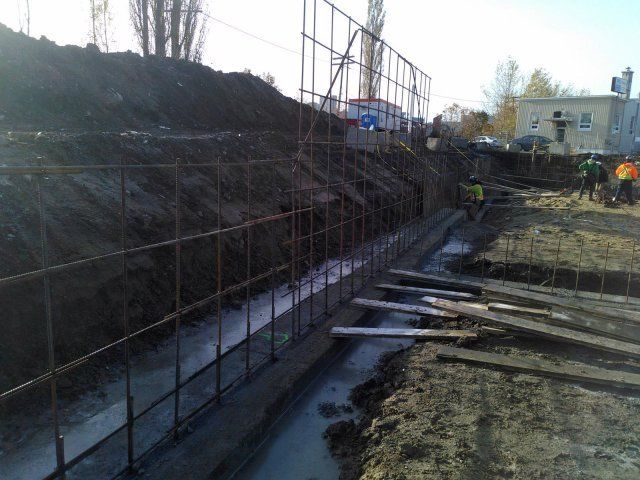 Un chantier de construction avec un gros tas de terre en arrière-plan