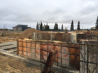 Un mur de béton est en cours de construction sur un chantier de construction.