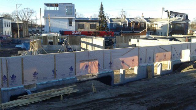 Un immeuble est en construction au milieu d'une ville.