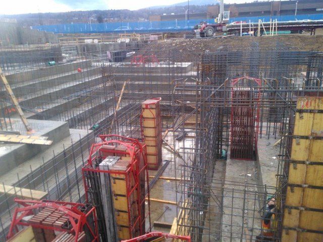 Un grand bâtiment en construction avec beaucoup d'échafaudages.