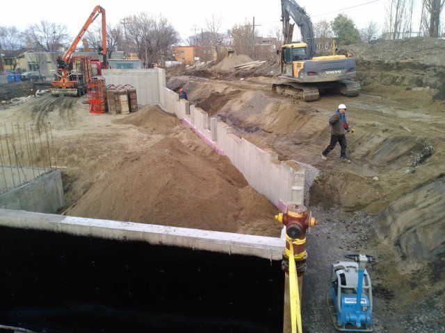Un chantier de construction avec beaucoup de saleté et de machines