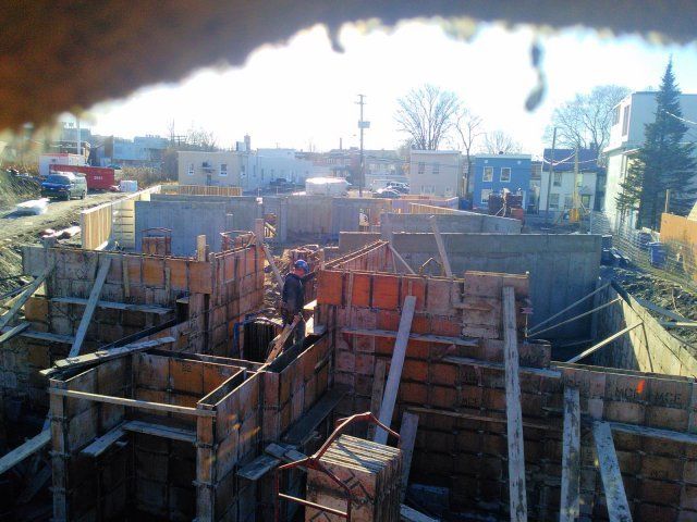 Un chantier de construction avec beaucoup de bois et de briques